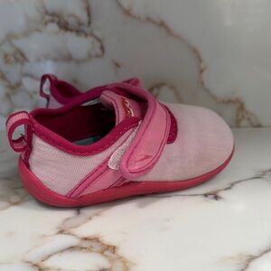 Speedo water shoes Pink Kids Shoes size 7/8